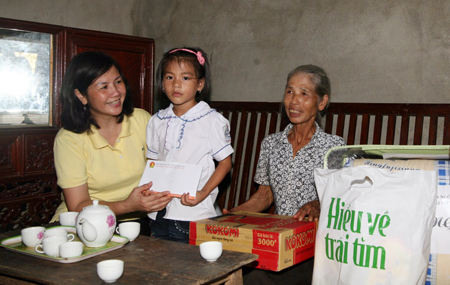 Dịp này, Trung tâm hỗ trợ và phát triển thiếu nhi Việt Nam và VIETMINE  đã tặng 6 suất quà, mỗi suất trị giá 1,5 triệu đồng cho các gia đình chính sách.