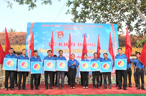 Trao logo “Đồng Khởi khởi nghiệp và phát triển doanh nghiệp” tỉnh Bến Tre cho Bí thư huyện, thành đoàn