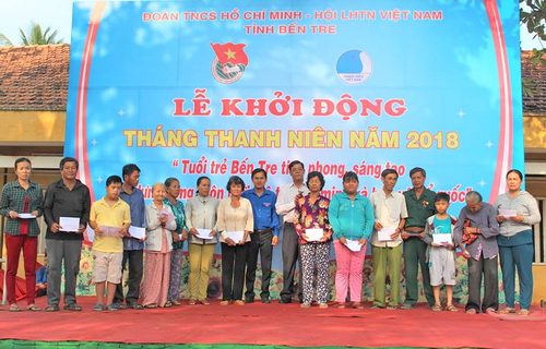 Tặng 20 phần quà cho gia đình trẻ em nhiễm chất độc hóa học dioxin xã Phú Túc