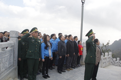 Các đồng chí lãnh đạo, đoàn viên thanh niên trong đoàn làm lễ chào cờ tại cột cờ Lũng Cú