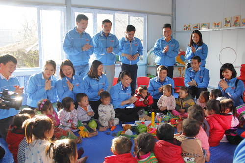 Đoàn công tác Các đ/c đoàn viên thanh niên giao lưu cùng các em thiếu nhi tại  trường mầm non Tả Lủng tại xã Tả Lủng, huyện Mèo Vạc tỉnh Hà Giang