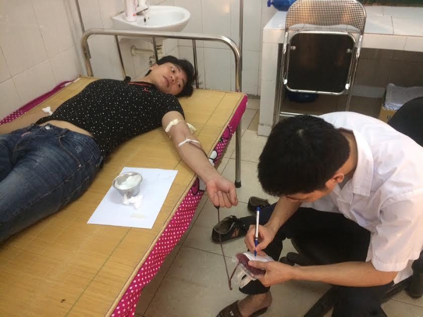 Đồng chí Nguyễn Thành Tiến, Phó Bí thư Đoàn xã Mai Trung, huyện Hiệp Hòa, tỉnh Bắc Giang hiến máu cứu người.