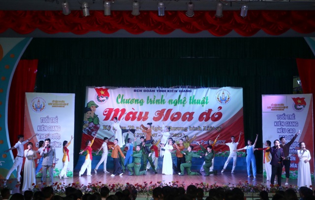 Tiết mục ca múa "Tổ quốc ơi ta đã nghe" của nhạc sĩ La Hữu Vang do Đội tuyên truyền ca khúc cách mạng Tỉnh Đoàn biểu diễn.