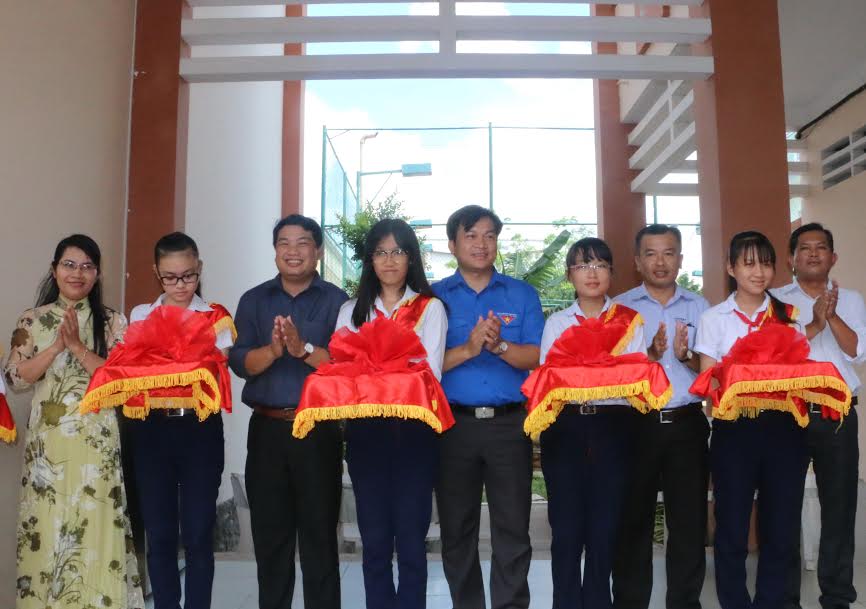 Lãnh đạo và nhà tài trợ cắt băng khánh thành hệ thống lọc nước hệ thống lọc nước tại trường Nguyễn Du (TP. Rạch Giá)