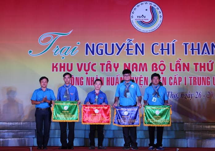 Anh Huỳnh Thái Nguyên - Ủy viên Đoàn Chủ tịch Trung ương Hội, Chủ tịch Hội LHTN Việt Nam thành phố Cần Thơ trao cờ cho các đơn vị đạt giải “Cổng trại 