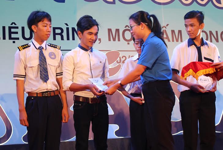  Đồng chí Trần Thị Vĩnh Nghi, UVBTV Trung ương Đoàn, Thành ủy viên, Bí thư Thành Đoàn Cần Thơ trao học bổng cho học sinh.