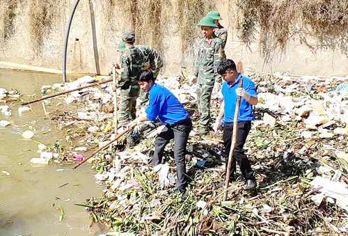 Ra quân thu gom rác thải nông nghiệp tại khu vực hồ Mê Linh (TP Đà Lạt)