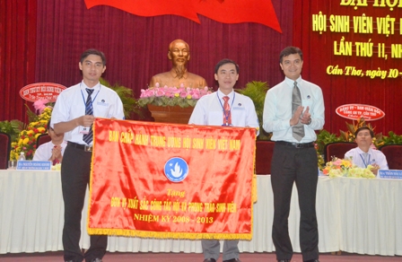 Đồng chí Bùi Quang Huy (phải) –Phó Chủ tịch thường trực TW Hội Sinh viên Việt Nam tặng cờ thi đua đơn vị xuất sắc công tác Hội và phong trào sinh viên cho Hội Sinh viên thành phố Cần Thơ.