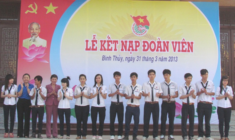 Các thanh niên vừa được chuẩn y kết nạp vào Đoàn TNCS Hồ Chí Minh.