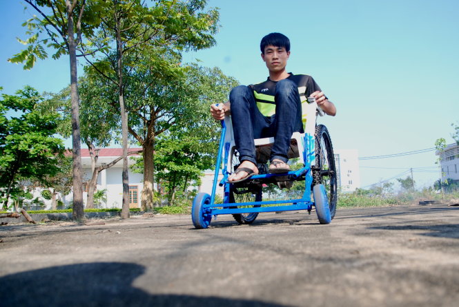Nguyễn Mạnh Hùng ngồi trên xe lăn “biểu diễn” một vòng