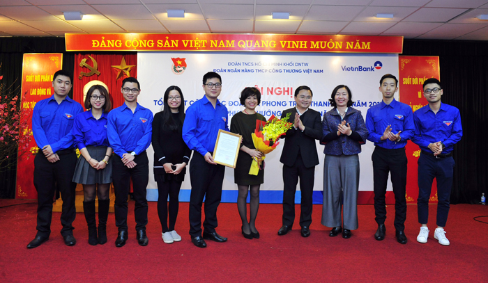 Trao Quyết định công nhận công trình thanh niên tiêu biểu toàn quốc năm 2017 cho Chi đoàn Trung tâm Thanh toán VietinBank (ảnh: Tiến Lâm)