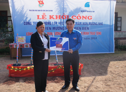Đ.c Nguyễn Mạnh Dũng trao biển tượng trưng hỗ trợ 400 triệu đồng xây dựng Trường mầm non trung tâm huyện Mường Nhé