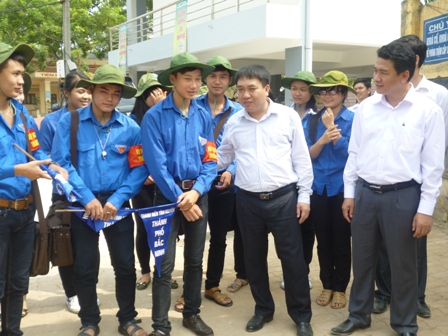 Đồng chí Nguyễn Mạnh Dũng - Thăm quan mô hình cổng trường an toàn giao thông tại trường THPT Hàn Thuyên - TP Bắc Ninh.