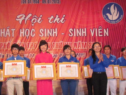 Đ/c Trần Thị Vĩnh Nghi – UVTV TW Đoàn – Bí thư Thành Đoàn Cần Thơ trao giải thưởng “Sinh viên 5 tốt” cấp Trung ương cho 3 sinh viên.