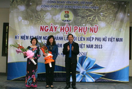 Đ/c Phan Văn Mãi- Bí thư Thường trực Trung ương Đoàn, Chủ tịch Trung ương Hội LHTN Việt Nam tặng hoa chúc mừng đại diện Ban nữ công Công đoàn cơ quan