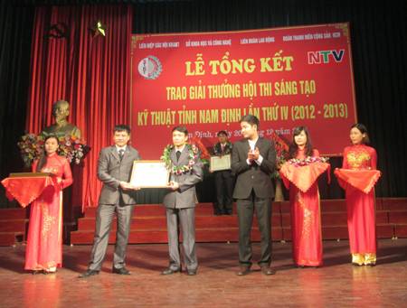 Đồng chí Bùi Hoàng Tùng- PBT Tỉnh đoàn Nam Định trao giải thưởng cho các tập thể và cá nhân đã xuất sắc đạt giải tại Hội thi sáng tạo kỹ thuật tỉnh Nam Định lần thứ IV