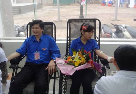Đ/c Nguyễn Đình Hùng– Bí thư Tỉnh đoàn tham gia hiến máu cùng ĐVTN