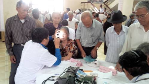 Các y, bác sỹ Hội thầy thuốc trẻ tỉnh Quảng Trị khám bệnh cho các cụ cao tuổi