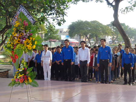 Lãnh đạo Tỉnh đoàn cùng các bạn đoàn viên, thanh niên, học sinh sinh viên viếng tượng đài Anh Trần Văn Ơn