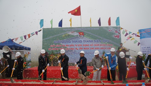 Bí thư Trung ương Đoàn Nguyễn Anh Tuấn cùng các đồng chí lãnh đạo tham gia Lễ khởi công công trình xây dựng hồ chứa nước ngọt, hệ thống thủy lợi phục vụ cấp nước cho Đảo Bạch Long Vỹ