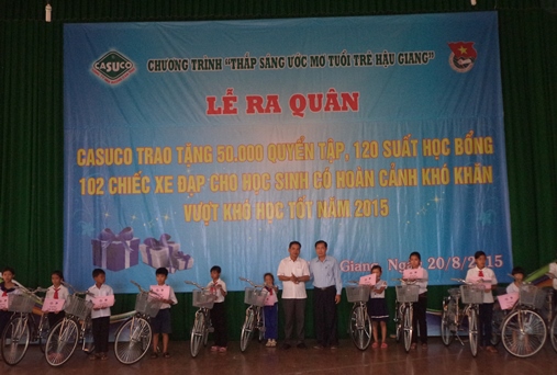 Lãnh đạo Ban Dân vận Tỉnh ủy và Ban Giám đốc Công ty Cổ phần Mía đường Cần Thơ trao xe đạp cho học sinh có hoàn cảnh khó khăn.