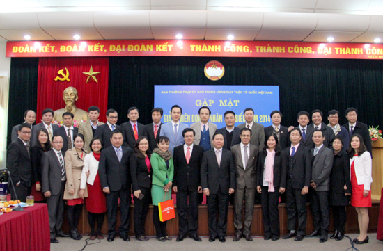 Phó Chủ tịch Ủy ban Trung ương MTTQ Việt Nam tặng quà và chụp ảnh lưu niệm với lãnh đạo Trung ương Đoàn, Trung ương Hội LHTN Việt Nam và giảng viên doanh nhân tiêu biểu năm 2014.