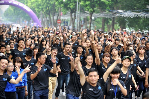 4000 bạn trẻ đi bộ xung quanh hồ Hoàn Kiếm hưởng ứng Chiến dịch