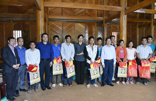 Dịp này, Đoàn công tác đã tặng 10 suất quà và Cờ Tổ quốc cho các hộ gia đình thanh niên tiêu biểu định cư tại dự án.