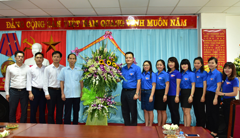 Đồng chí Nguyễn Hữu Thể, Ủy viên Ban Thường vụ Tỉnh ủy, Phó Chủ tịch UBND tỉnh đại diện Thường trực UBND tỉnh tặng hoa chúc mừng Tỉnh đoàn Lào Cai.