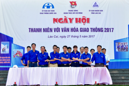 Trong buổi lễ, các huyện, thành đoàn và đoàn trực thuộc của tỉnh đoàn đã cùng ký cam kết hưởng ứng tuyên truyền, đảm bảo an toàn giao thông trên địa bàn tỉnh Lào Cai.