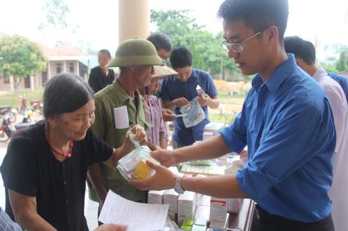 Huyện đoàn - Hội LHTN Việt Nam huyện Vũ Quang tặng quà cho các bệnh nhân