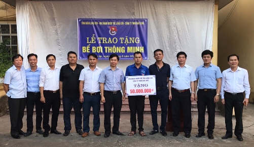 Đồng chí Huỳnh Văn Long, Giám đốc Công ty TNHH Bảo Long trao biển tặng bể bơi thông minh cho huyện Đình Lập.