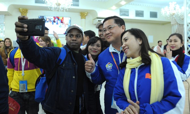 Các đại biểu Việt Nam và Cu Ba cùng chụp ảnh, trò chuyện vui vẻ trong buổi giao lưu