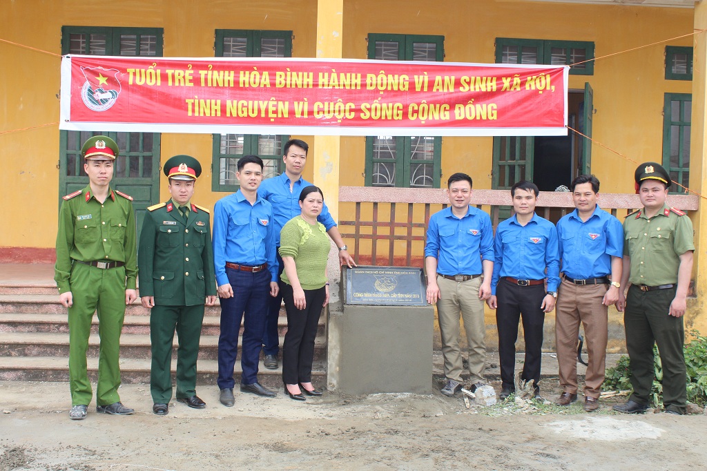 Gắn biển công trình thanh niên cấp tỉnh sân khấu nổi và xây dựng sân chơi cho thiếu nhi tại xã Mỵ Hòa