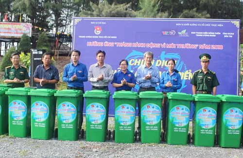 Trao tặng 30 thùng rác cho địa phương thực hiện công trình thanh niên “Hãy làm sạch biển” năm 2018