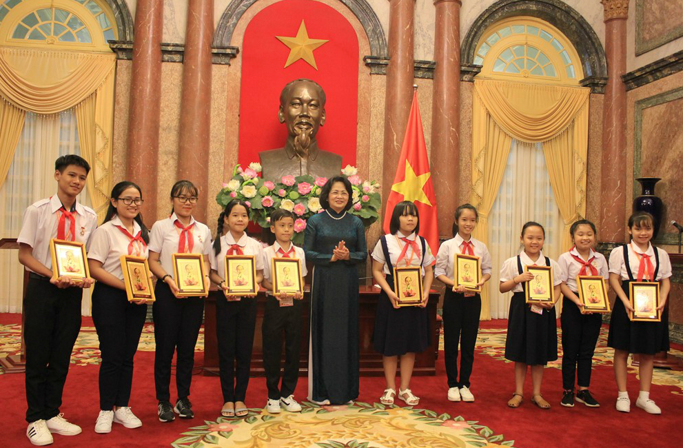 Phó Chủ tịch nước Đặng Thị Ngọc Thịnh tặng ảnh chân dung "Chủ tịch Hồ Chí Minh" cho các Cháu ngoan Bác Hồ, giáo viên Tổng phụ trách Đội xuất sắc tỉnh Bình Dương