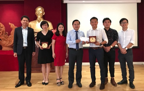 Đồng chí Nguyễn Anh Tuấn tặng quà cho Đại diện của Hội sinh viên Việt Nam tại Pháp.