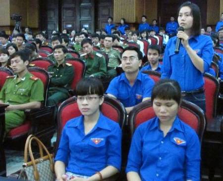 ĐVTN tham gia đặt câu hỏi với các đồng chí lãnh đạo tỉnh Thanh Hóa