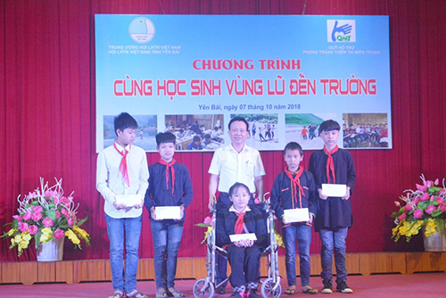 Ông Lê Văn Thủy - GĐ Công ty CP Trung Thủy trao tặng 05 suất học bổng cho các em học sinh dân tộc thiểu số khuyết tật vượt khó học giỏi của tỉnh Yên Bái.