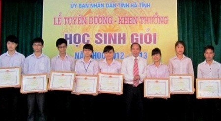 Đồng chí Nguyễn Thiện – UV BTV Tỉnh ủy, Phó Chủ tịch UBND tỉnh trao Bằng khen cho 15 học sinh giỏi tiêu biểu