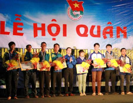 Đ/c Nguyễn Hoàng Phong- Chỉ huy trưởng chiến dịch TNTN hè 2013 tặng Bằng khen cho các cá nhân có thành tích xuất sắc
