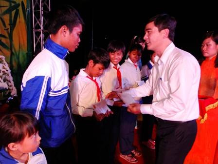 Đ/c Dương Văn An – Bí thư Trung Đoàn tặng học bổng cho học sinh nghèo vượt khó học giỏi huyện Lắk tại Đêm hội trăng rằm 2013