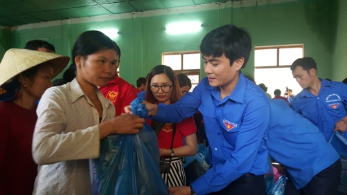 Đồng chí Lê Văn Châu – Phó Bí thư Tỉnh đoàn tặng quà cho nhân dân bị lũ lụt tại Thường Xuân