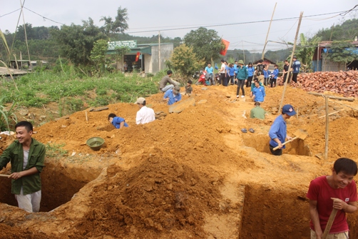 ĐVTN tham gia giúp đỡ hộ gia đình thanh niên nghèo đào móng xây dựng nhà nhân ái