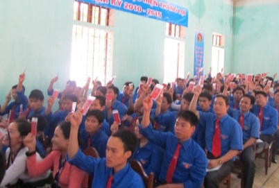 Các đại biểu biểu quyết về số lượng UV BCH tại  ĐH Đoàn TNCS Hồ Chí Minh huyện Quan Sơn