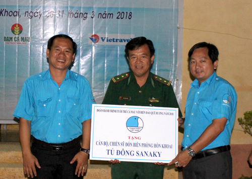 Đại diện Hội LHTN Việt Nam tỉnh Cà Mau tặng quà cho các chiến sỹ