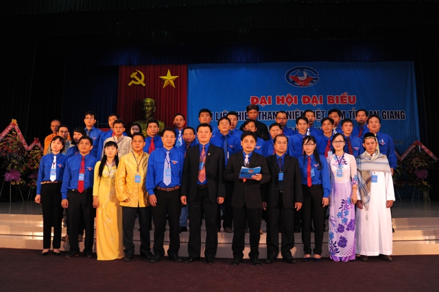 Ủy ban Hội LHTN Việt Nam tỉnh An Giang khóa VII ra mắt tại Đại hội.