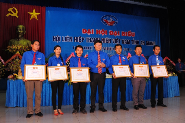 Trung ương Hội LHTN Việt Nam tặng Bằng khen cho 6 tập thể và 14 cá nhân có nhiều đóng góp cho công tác Hội và phong trào thanh niên nhiệm kỳ 2009 - 2014.