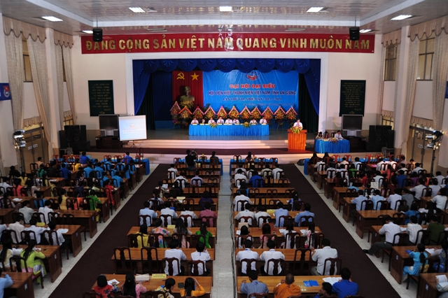 Trung ương Hội LHTN Việt Nam tặng Bằng khen cho 6 tập thể và 14 cá nhân có nhiều đóng góp cho công tác Hội và phong trào thanh niên nhiệm kỳ 2009 - 2014.