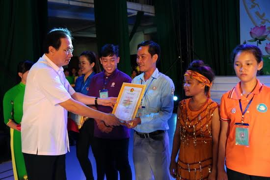 Đồng chí Lâm Hoàng Sa - Ủy viên Ban Thường vụ, Trưởng Ban Dân vận Tỉnh ủy, trao bằng chứng nhận của Hội đồng Đội Trung ương và bằng khen của Ủy ban nhân dân tỉnh tặng cho các đơn vị tham gia Liên hoan.
